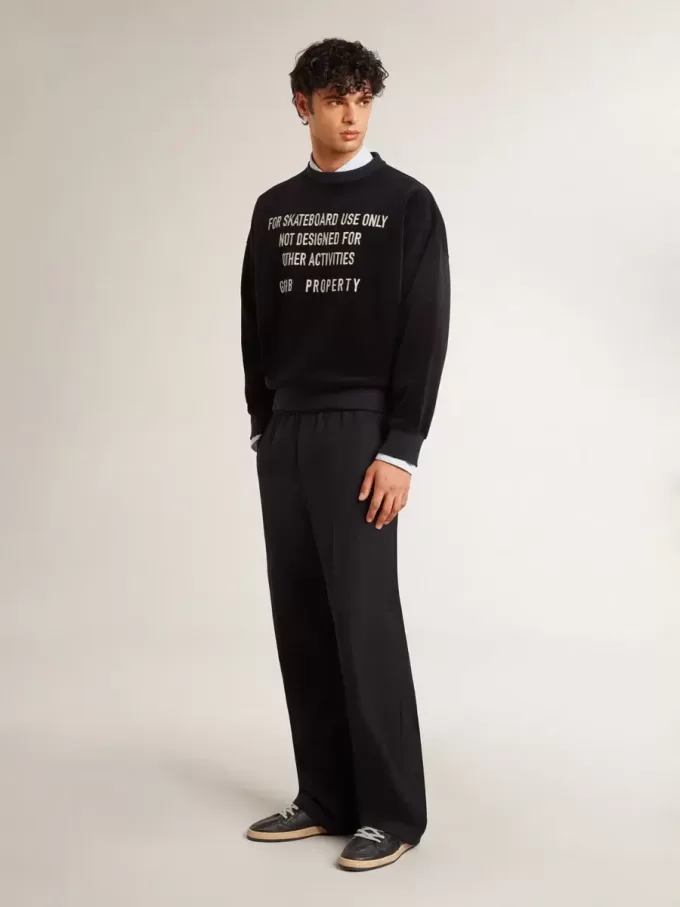 Zwart sweatshirt met ronde hals en geborduurde letters