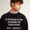 Zwart sweatshirt met ronde hals en geborduurde letters