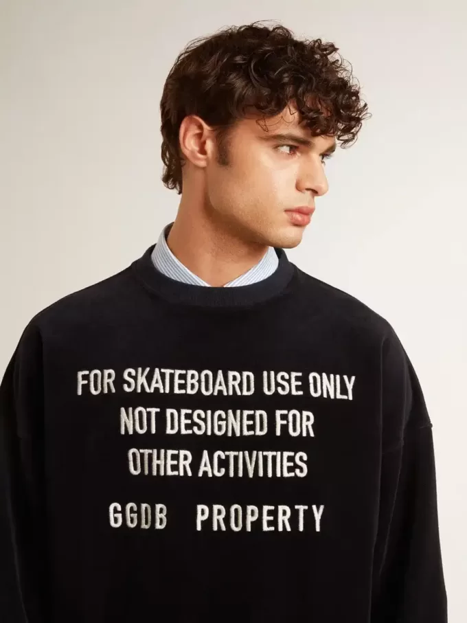Zwart sweatshirt met ronde hals en geborduurde letters