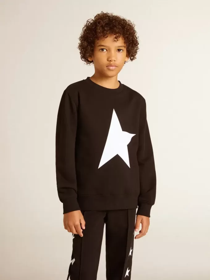 Zwart sweatshirt voor jongens met grote witte ster op de voorkant.