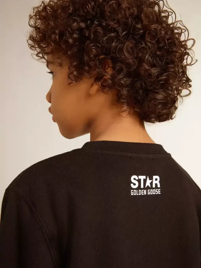 Zwart sweatshirt voor jongens met grote witte ster op de voorkant.