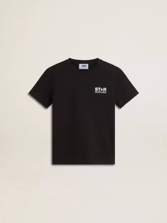 Zwart T-shirt met contrasterend wit logo op de voorkant en grote ster op de achterkant