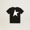 Zwart T-shirt met contrasterend wit logo op de voorkant en grote ster op de achterkant
