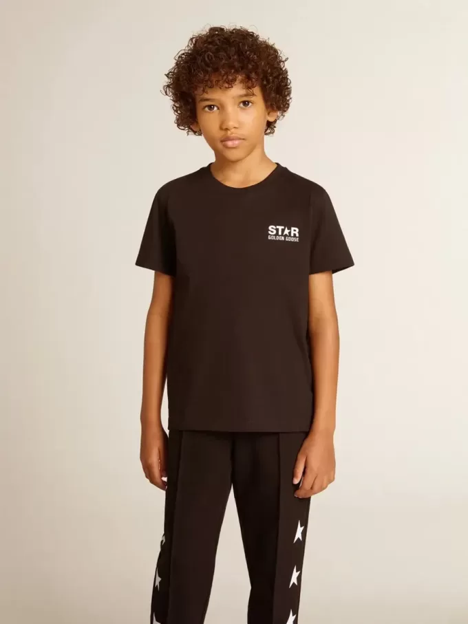 Zwart T-shirt met contrasterend wit logo op de voorkant en grote ster op de achterkant