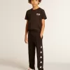 Zwart T-shirt met contrasterend wit logo op de voorkant en grote ster op de achterkant