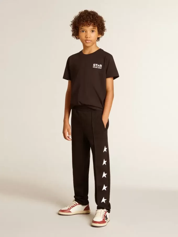 Zwart T-shirt met contrasterend wit logo op de voorkant en grote ster op de achterkant
