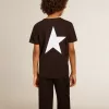 Zwart T-shirt met contrasterend wit logo op de voorkant en grote ster op de achterkant