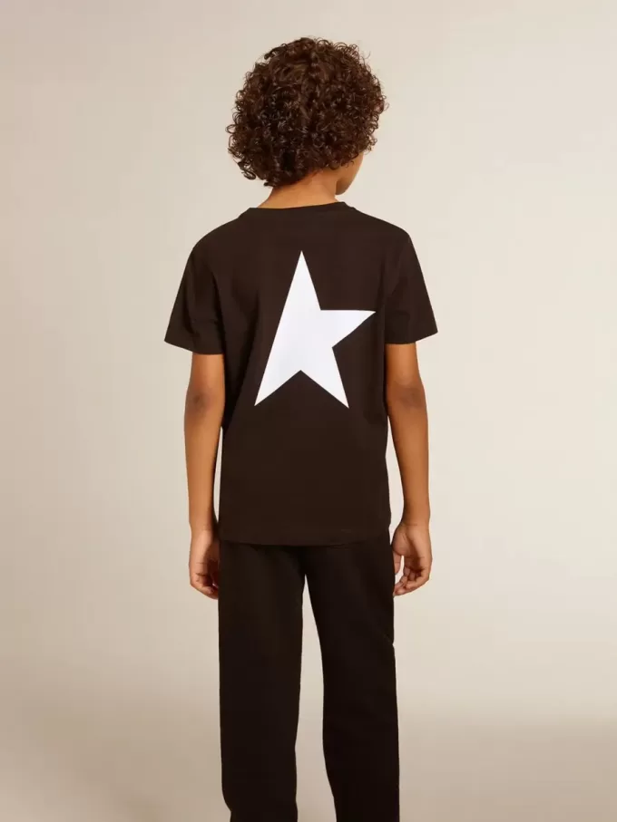 Zwart T-shirt met contrasterend wit logo op de voorkant en grote ster op de achterkant