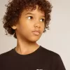 Zwart T-shirt met contrasterend wit logo op de voorkant en grote ster op de achterkant