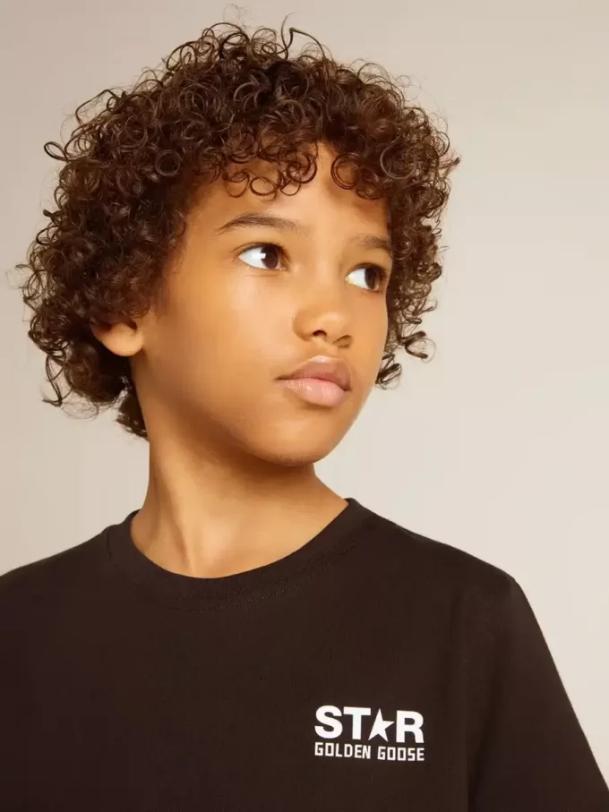 Zwart T-shirt met contrasterend wit logo op de voorkant en grote ster op de achterkant