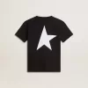 Zwart T-shirt met contrasterend wit logo op de voorkant en grote ster op de achterkant