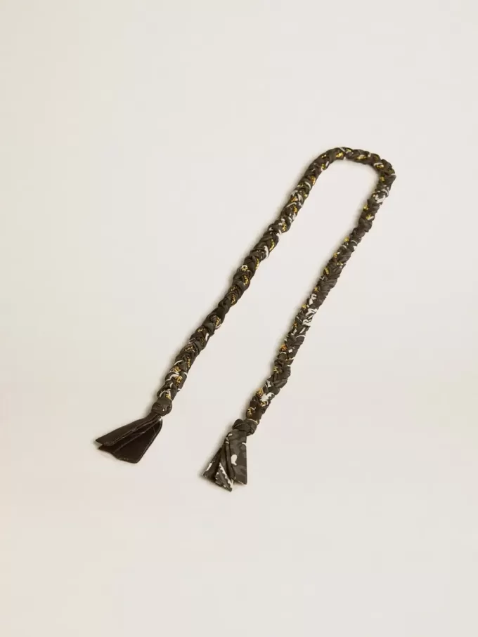 Zwarte gevlochten stoffen bedeltje met messing ketting