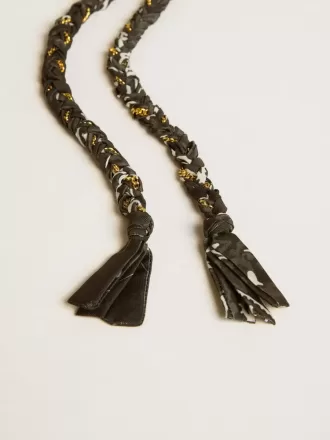 Zwarte gevlochten stoffen bedeltje met messing ketting