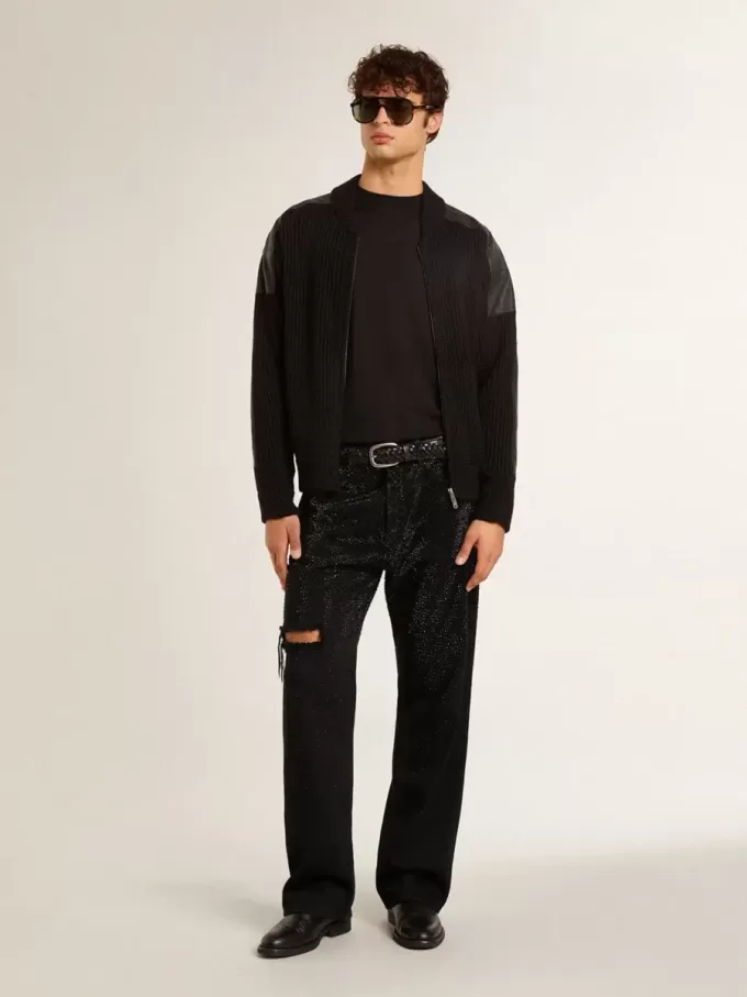 Zwarte herenjeans met een losse pasvorm en een all-over kristallen met kleurverloop.