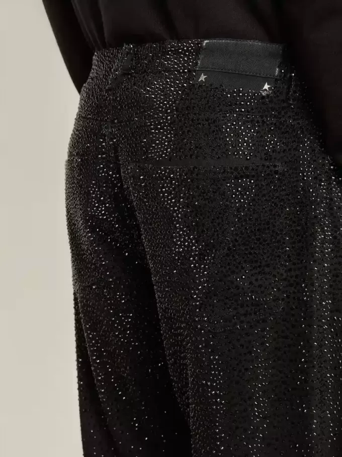 Zwarte herenjeans met een losse pasvorm en een all-over kristallen met kleurverloop.