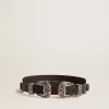 Zwarte riem van gewassen leer met zilverkleurige dubbele gesp.