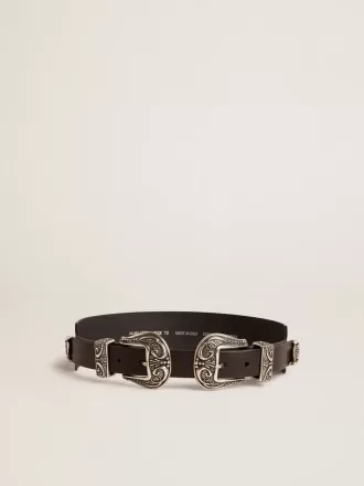 Zwarte riem van gewassen leer met zilverkleurige dubbele gesp.