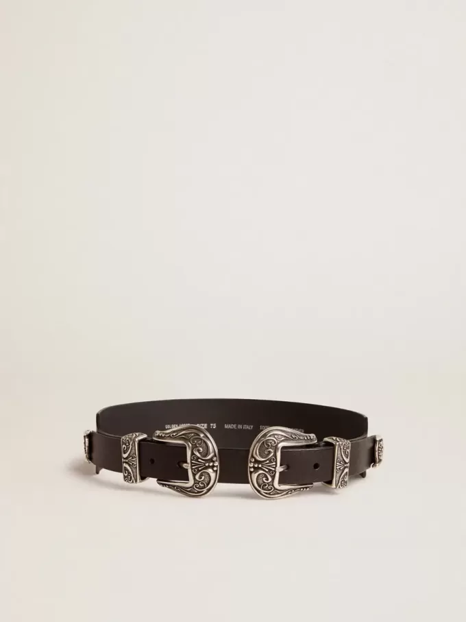 Zwarte riem van gewassen leer met zilverkleurige dubbele gesp.