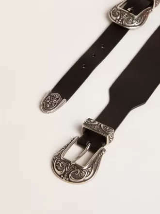 Zwarte riem van gewassen leer met zilverkleurige dubbele gesp.