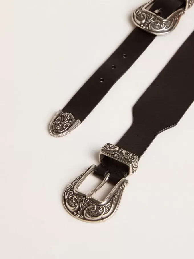 Zwarte riem van gewassen leer met zilverkleurige dubbele gesp.