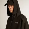 Zwarte windbreaker met capuchon