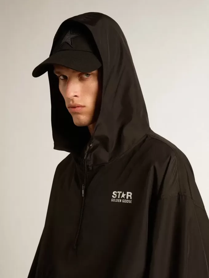 Zwarte windbreaker met capuchon