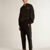 Zwarte windbreaker met capuchon