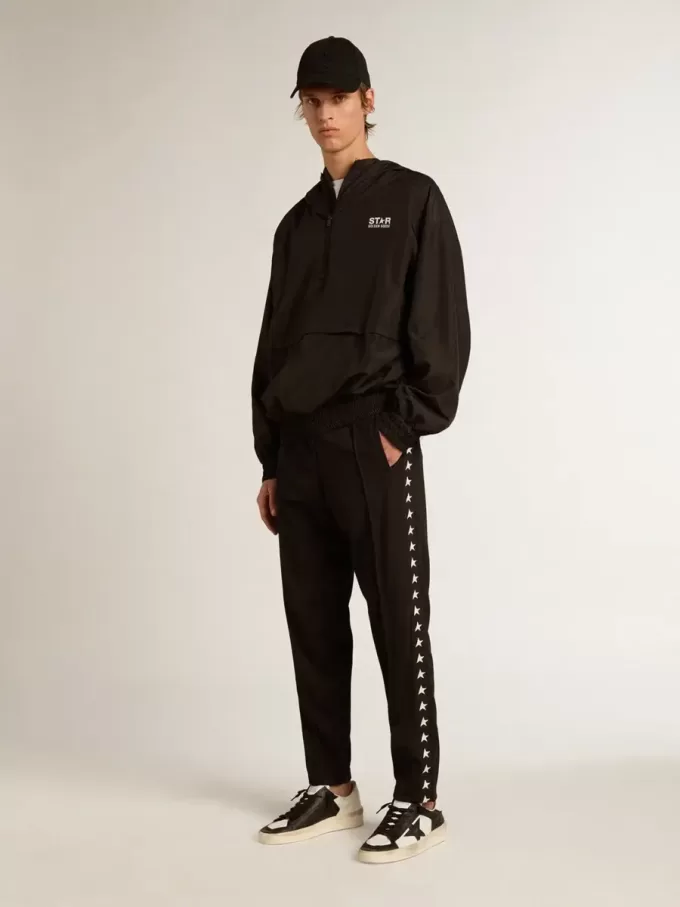 Zwarte windbreaker met capuchon