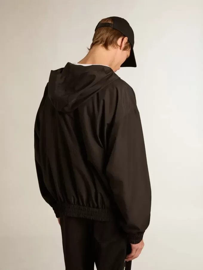 Zwarte windbreaker met capuchon